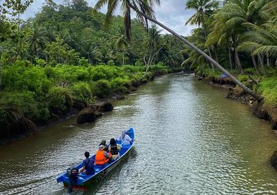 Menjelajah Pesona Hiddem Gem Kali Cokel di Pacitan, Berswa foto Berlatar Sungai yang Indah