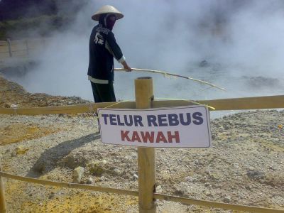 Menikmati Sensasi Unik Telur Rebus di Kawah Sikidang Dieng