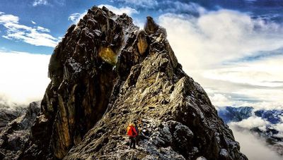 6 Gunung Paling Sulit Didaki di Indonesia untuk Pendaki Profesional