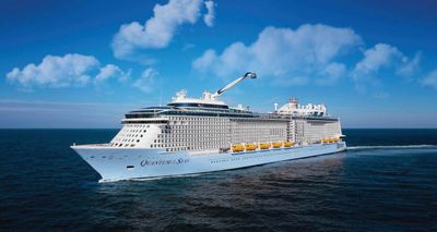 Cetak Sejarah! Kapal Pesiar Terbesar Dunia Quantum of the Seas Merapat di Pelabuhan Gilimas NTB