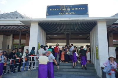 Hormati Budaya Bali, Ini Alasan Penting Memakai Sarung dan Selendang di Pura Uluwatu Bali