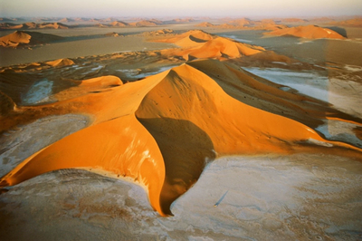 Gurun Namib: Pesona Gurun Tertua di Dunia yang Berbatasan Langsung dengan Laut