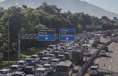 Volume Kendaraan Meningkat di Libur Isra Miraj-Imlek 2025, Contraflow di Tol Japek Diperpanjang