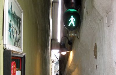 Vinarna Certovka: Gang Sempit Berlampu Lalu Lintas di Praha yang Viral
