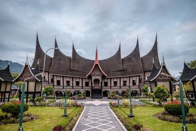 Mau Liburan yang Beda? Coba ke Tempat PDIKM, Bisa Wisata dan Coba Baju Adat Minang!