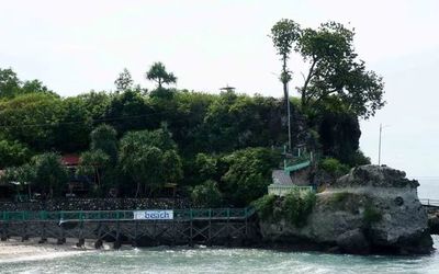 Menikmati Keindahan Pantai Dato di Majene, dengan Pasir Putih dan Karang Besar