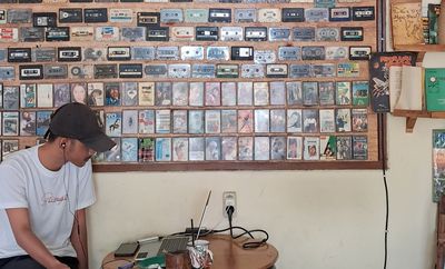 Warkop Ma Nah, Tempat Nongkrong di Kota Depok yang Bisa Bikin Tenggelam ke Masa Lalu