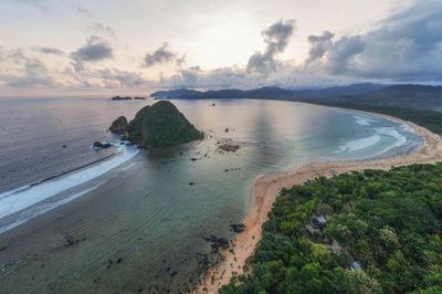 9 Pantai Terbaik di Banyuwangi, Cocok untuk Liburan Keluarga hingga Surfing