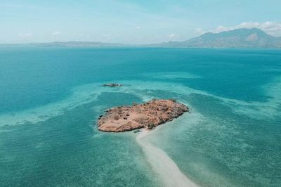 Pesona Laut Terbelah di Pantai Lariti yang Wajib Masuk List Liburan Kamu!