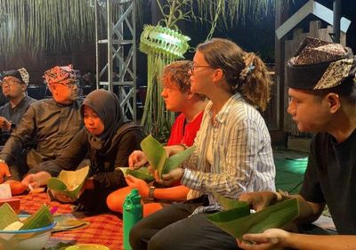 Keren! Kehangatan Tradisi Tumpeng Sewu Banyuwangi Bikin Turis Eropa Terpukau