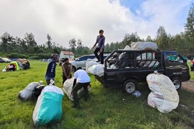 Penutupan Kawah Ijen Setiap Jumat Awal Bulan: Aksi Ijen Rijig Demi Lingkungan Lebih Baik