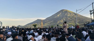 Salat Ied Dikelilingi Pemandangan Gunung Sindoro dan Sumbing di Desa Butuh, Jadi Destinasi Wisata