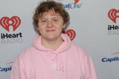 Bikin Haru, Penonton Kompak Nyanyi Bareng saat Sindrom Tourette Lewis Capaldi Kambuh di Glastonbury
