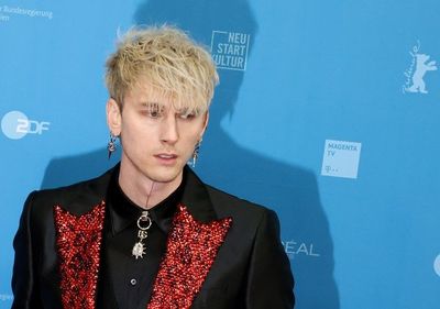 Machine Gun Kelly Pukul Wajah Fans saat Konser usai Baca Tulisan di Spanduknya