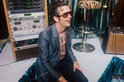 Sebelum Kontroversi di Malaysia, Matty Healy The 1975 Cium Satpam Pria saat Konser di Denmark