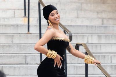 Wajah Cardi B Disiram Air oleh Penonton Saat Tampil Manggung, Tren Konyol yang Merugikan