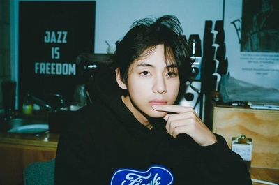 V BTS Diuntit Sampe Lift Apartemen, Yakinkan ARMY Ia Baik-Baik Saja: Jangan Khawatir, Aku Gapapa