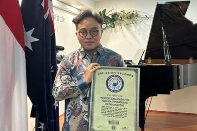 Pianis Indonesia Jeffi Setiawan Raih Rekor Dunia, Main Piano dengan Mata Tertutup Nonstop Terlama