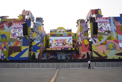 Panggung Synchronize Fest 2023 Dihias Mural Buatan Tangan, Hasilnya Memukau