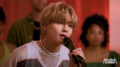 V BTS Bawa Harmoni yang Indah Lewat Penampilannya di Tiny Desk Korea