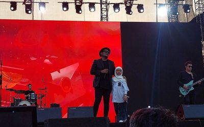 Bikin Kejutan, VIRGOUN Tampil di Panggung Pestapora 2023 Didampingi Putrinya Starla