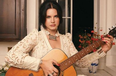 Lana Del Rey Donasikan Setiap Dolar Dari Penjualan Tiket Tur-nya ke Setiap Kota Tempat Ia Tampil