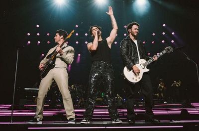 Jonas Brothers Ajak Papa Jonas Buat Nyanyi Bareng Lagu Klasik Eagles di Konser The Album