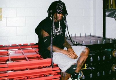 Travis Scott Cegah Petugas Keamanan yang Ingin Usir Fans Wanita dengan Kasar di Tengah Konsernya