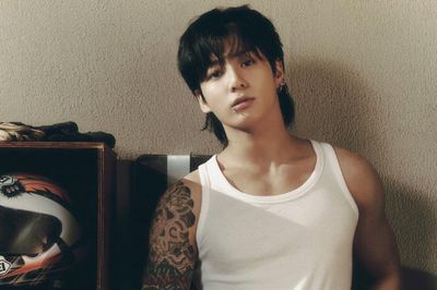 Jungkook BTS Tampil Keren di Teaser MV Standing Next to You , Netizen: Kombinasi Michael Jackson & Black Swan