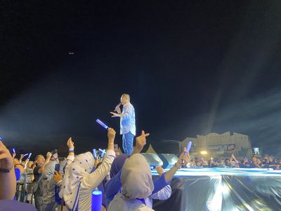 Pasha Ungu Bikin Hanyut Penonton Lewat Lagu Masa Lalu di Konser Birukan Langit Indonesia Ponorogo