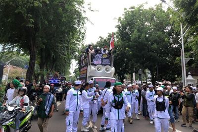 Polisi Sempat Adu Dorong dengan Massa Penolak Konser Coldplay, Kapolda Metro Sampai Turun