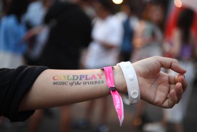 Parah, Wanita Ini Nipu Jual Tiket Coldplay Sampai Rp15 Miliar!