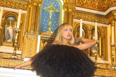 Pendeta Katolik Dipecat Usai Beri Izin Sabrina Carpenter Syuting MV Feather di Dalam Gereja