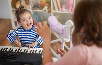 10 Manfaat Luar Biasa saat Anak Mengenal dan Bermain Piano Sejak Dini