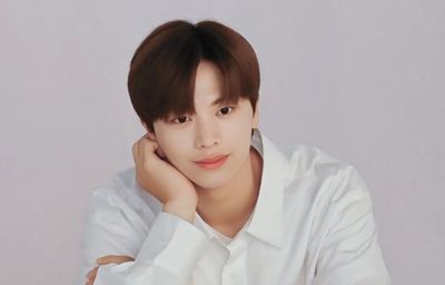 Yook Sungjae BTOB Resmi Tanda Tangani Kontrak di Agensi Baru