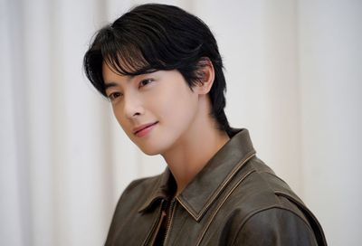 Diduga Sedang Kencan, Cha Eun Woo Ternyata Sedang Syuting MV Debut Solo Mendatang dengan India Eisley