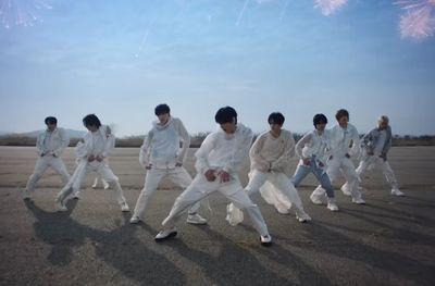 Stray Kids Gandeng Charlie Puth di Single Berbahasa Inggris Terbaru Berjudul Lose My Breath