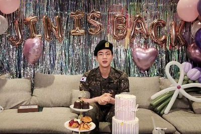 Sempat Dilarang Agensi, Jin Bersikeras Peluk 1000 ARMY di Anniversary ke-11 BTS Usai Selesai Wamil