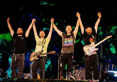 Tuai Kontroversi, Coldplay Serukan Perdamaian untuk Israel dan Palestina di Festival Glastonbury