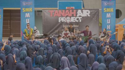 Unik! Berdandan Rocker Nusantara, Band Tanah Air Project Lakukan Tur Sekolah Perkenalkan Nasionalisme
