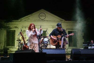 Konser Dua Generasi Iwan Fals dan Nadin Amizah Hipnotis Ribuan Penonton di Solo