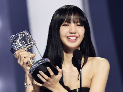 Lirik New Woman Lisa BLACKPINK: Viral karena Digunakan Kamala Harris untuk Kampanye! 