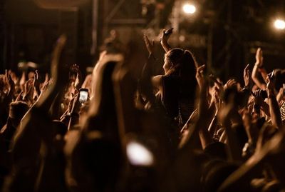 8 Barang Wajib Dibawa saat Nonton Konser: Yang Baru Pertama Kali, Harus Tahu!