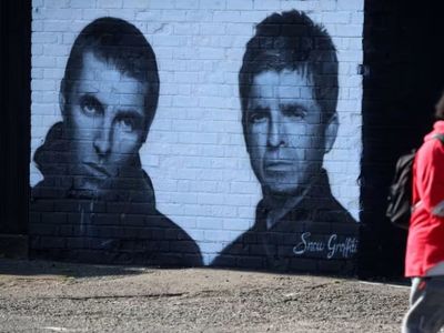 Album Debut Oasis Kembali Merajai Tangga Lagu Inggris Setelah 30 Tahun Rilis
