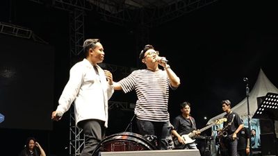 Goyang Jember, Denny Caknan Dadakan Ajak Ponidi Sekop-Sekop Nyanyi Lagu LDR saat Konser