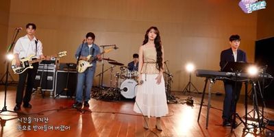 IU Gandeng DAY6 Nyanyikan Congratulations , Fans pun Dimanjakan Kolaborasi Apik