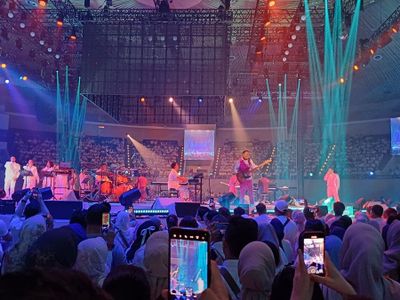 Konser Kahitna 2 Tahun Menuju 40 Berlangsung Meriah di JCC: Penuh Kejutan!