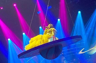 Momen Lucu Melly Goeslaw Merosot Usai Bawakan Lagu Gantung di Planet Melayang: Cari Duit Susah Yah