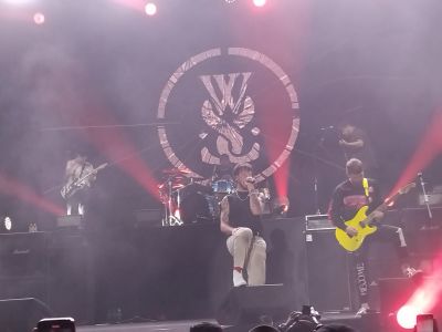 Aksi While She Sleeps Saat Konser di Jakarta, Ajak Penonton Headbang hingga Ikutan Stage Dive