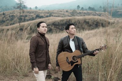 Terinspirasi dari Perjuangan Hidup, Ifan Seventeen dan Rizky Irmansyah Rilis Single Pernah Disana